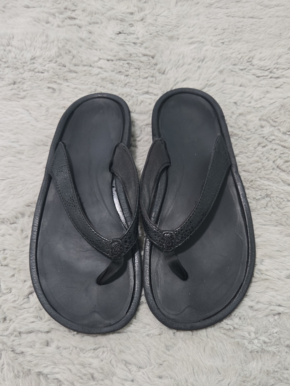 Olukai black outdoor rubber thong slippers flipflops size 8.5